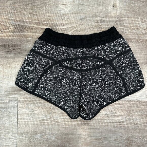 Lululemon Tracker Short IV Freckle Flower Black White / Black Size 4 - Picture 3 of 9